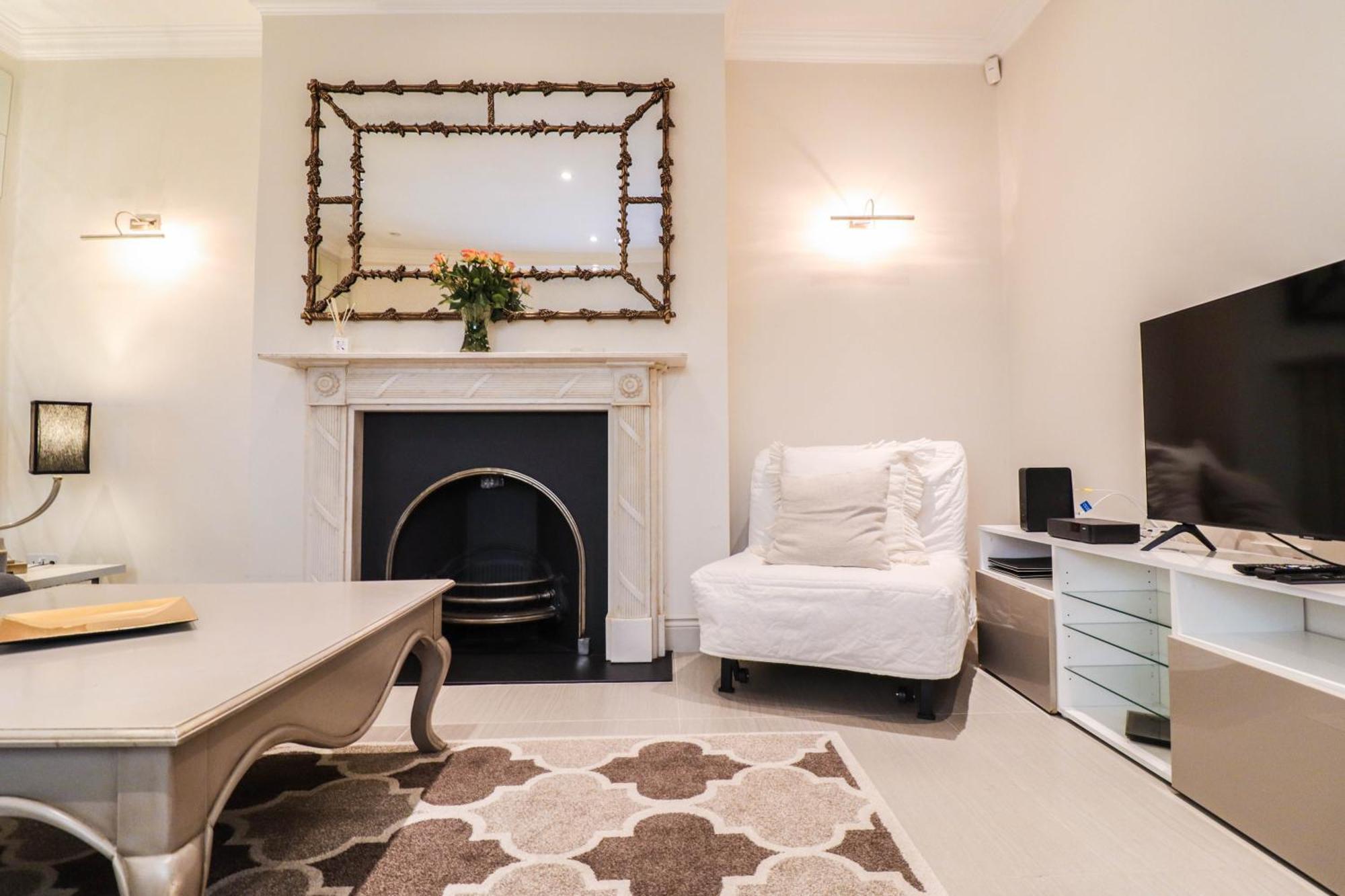Elegant One-bedroom! Kensington Flat With Patio Appartement