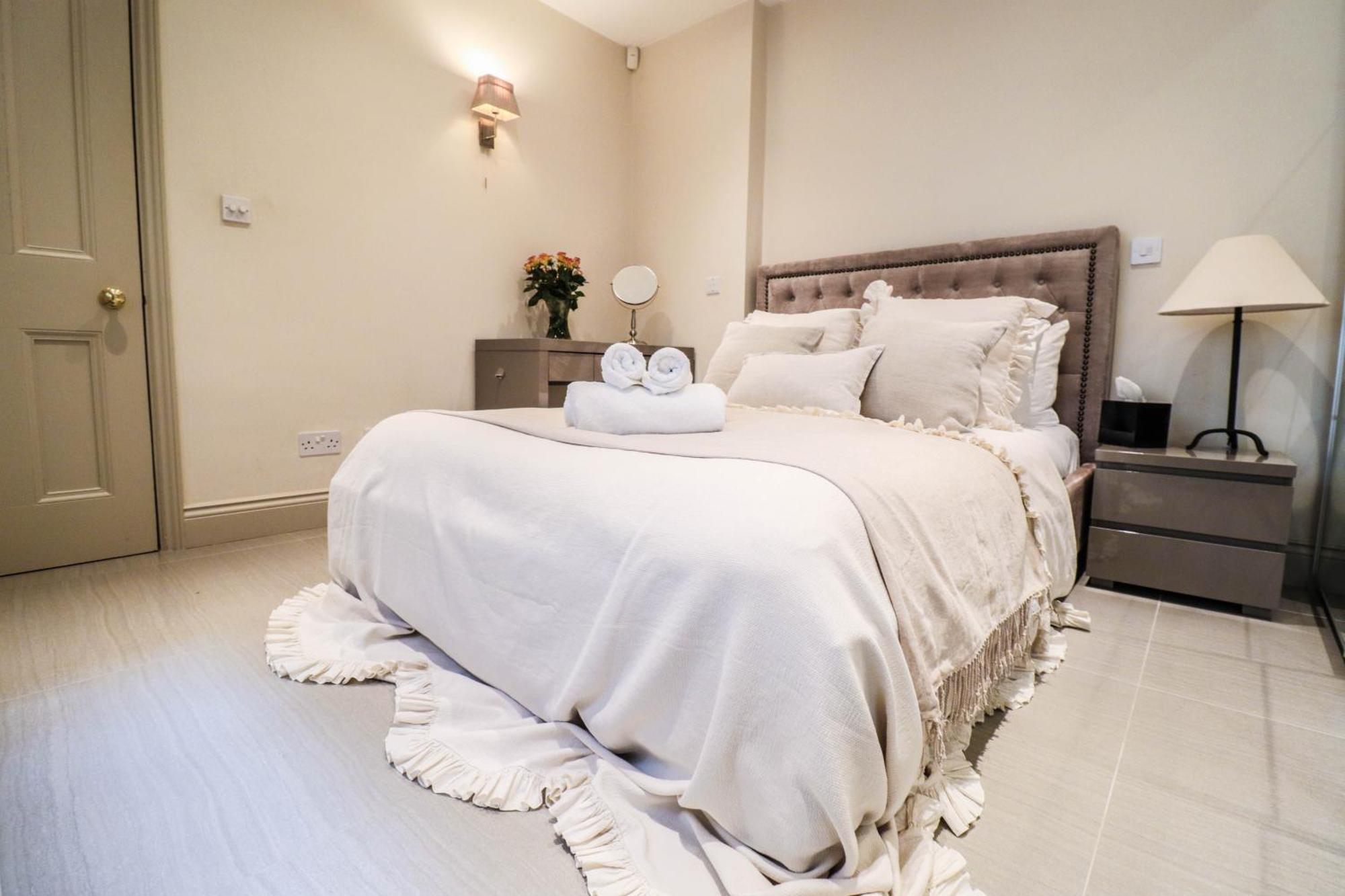 Elegant One-bedroom! Kensington Flat With Patio Appartement