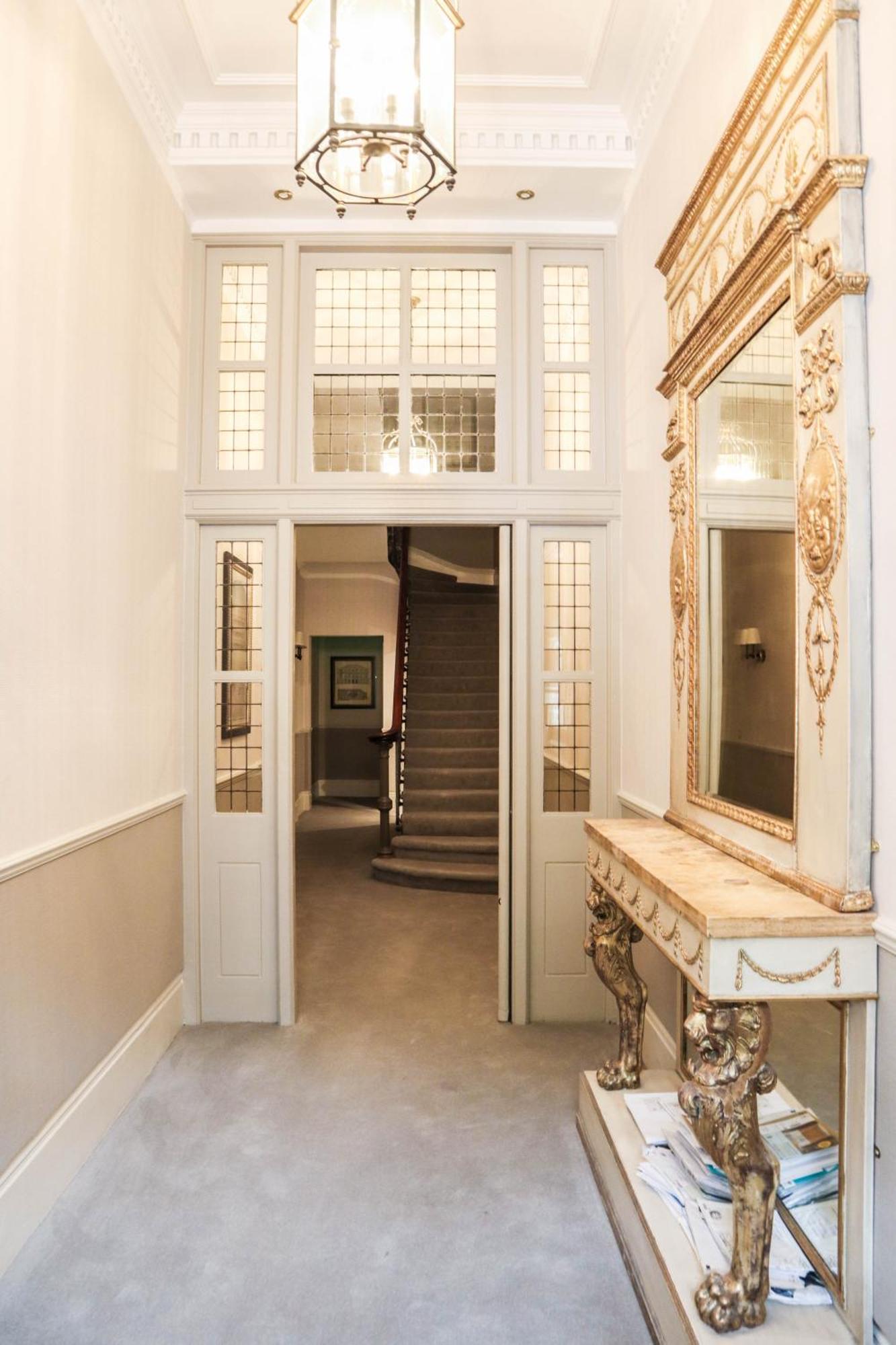 Elegant One-bedroom! Kensington Flat With Patio Londres