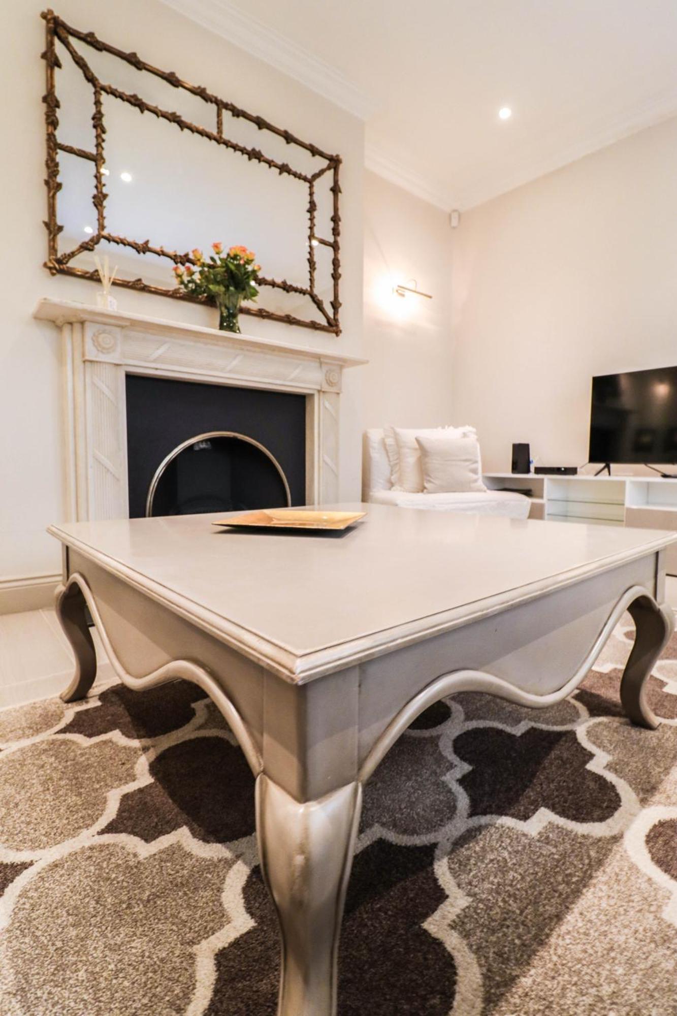 Elegant One-bedroom! Kensington Flat With Patio * Londres